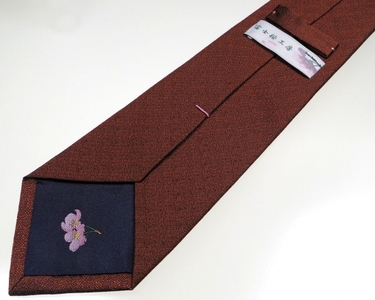 郡内織物「富士桜工房」シルクネクタイ『燻』梨地無地  柿渋色
