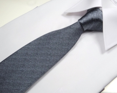 郡内織物「富士桜工房」シルクネクタイ『燻』梨地無地  銀鼠