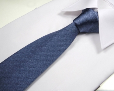 郡内織物「富士桜工房」シルクネクタイ『燻』梨地無地  薄藍
