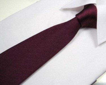 郡内織物「富士桜工房」シルクネクタイ『燻』梨地無地 深蘇芳