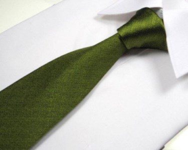 郡内織物「富士桜工房」シルクネクタイ『燻』梨地無地 苔色