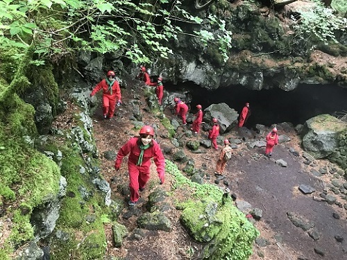 富士山の噴火でできた「青木ヶ原樹海」の溶岩洞窟を探検！
