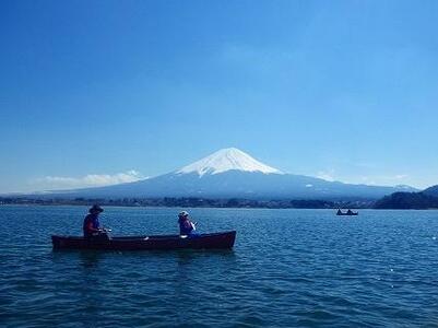 雄大な富士山をバックにカナディアンカヌーで湖を満喫！