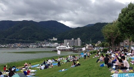 第77回諏訪湖祭湖上花火大会「ふるさと寄附」ペア入場券（商連）スタンダードエリア（※注意事項を必ず確認の上、お申し出ください） ／諏訪湖祭実行委員会 花火大会 諏訪湖 信州 長野県 諏訪市 諏訪 花火 花火 花火 花火 花火 【56-06】