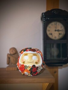 つまみ細工風 華だるま(着物などの古布クラフト デコレーションだるま 体高13センチ)||伊那 長野 信州 だるま クラフト古風 古布 デコレーション かわいい 飾り着 花飾り アート 作品【022-15】