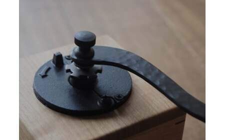 国産山桜のコーヒーミル 手打ちアイアンハンドル≪出荷時期：受注後5ケ月ほどで出荷予定≫ 