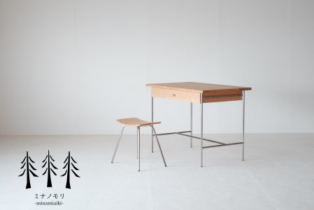 ベーシックなウッドデスク＋スツールセット　『mina no mori Desk B(SUSFrame)＋mina no mori Stool B(SUSFrame)セット　＜ミナノモリ デスクB（ステンレスフレーム）＋ミナノモリ スツールB（ステンレスフレーム）セット〉』　信州南相木村カラマツ使用。学習机や書斎・リビングで。