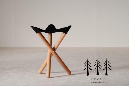 キャンピングスツール（折りたたみ式）　『mina no mori Camping Stool ＜ミナノモリ キャンピングスツール＞』　トレッキングやキャンプ、バルコニー等で使いやすいように、軽くシンプルな形にデザインしたキャンピングスツールです。【アウトドア、キャンプ、スツール】