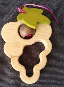 木のおもちゃ ぶどうラトル