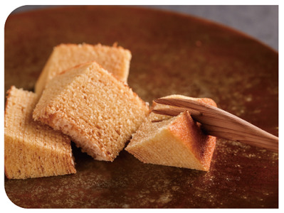 039-003【プレゼント好適品】「結びの木」米粉バウムクーヘン2種(プレーン・黒糖きな粉)セット