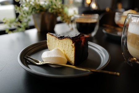 048-001　お花屋さんの下諏訪バスクチーズケーキ