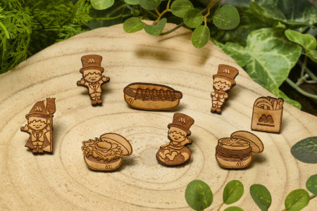 森からうまれたリルモスのピンバッジ 間伐材使用 リルモス(魔法使い)＆テリヤキバーガー ver.【モスバーガー】　木ピンバッチ　SDGｓピンバッチ　木製バッジ　SDGｓピンバッジ