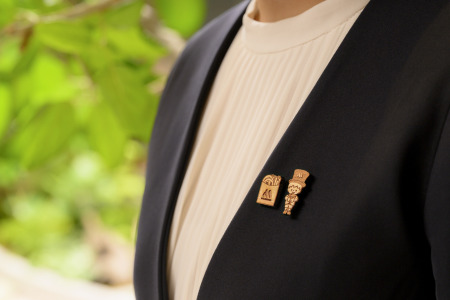 森からうまれたリルモスのピンバッジ 間伐材使用 リルモス(魔法使い)＆テリヤキバーガー ver.【モスバーガー】　木ピンバッチ　SDGｓピンバッチ　木製バッジ　SDGｓピンバッジ