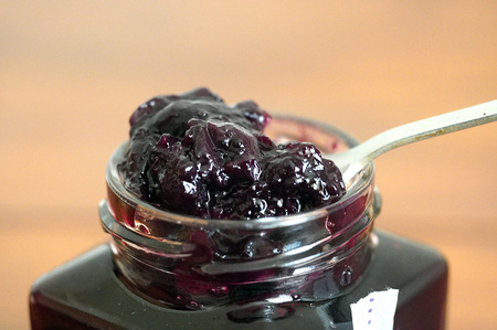 【長野県信濃町ふるさと納税】Frui（フリュイ）ジャム3個セット「りんご／ブルーベリー／季節のジャム（ルバーブor花御所柿）」 180g×3個｜カフェこあらいの手作りフルーツジャム｜果肉ごとゴロっと入った、自然派ジャムのセットです