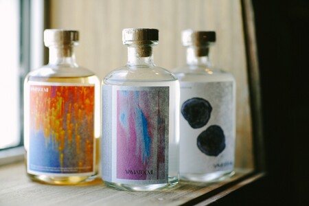 【長野県信濃町ふるさと納税】 「YAMATOUMI GIN 」レギュラーバッジ 500ml×1瓶｜野尻湖湖畔のハーブ畑で産まれたジン