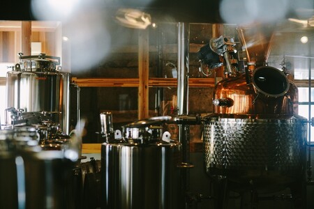 【長野県信濃町ふるさと納税】 「YAMATOUMI GIN 」レギュラーバッジ 500ml×1瓶｜野尻湖湖畔のハーブ畑で産まれたジン