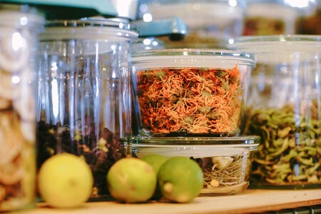 【長野県信濃町ふるさと納税】 「YAMATOUMI GIN 」レギュラーバッジ 500ml×1瓶｜野尻湖湖畔のハーブ畑で産まれたジン