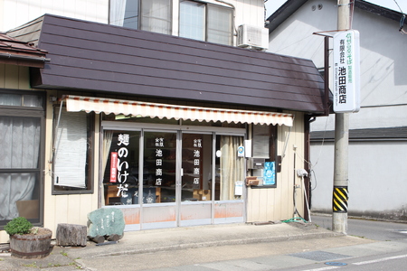 【ふるさと納税】池田商店「信州黒姫 地粉そばセット」16食分（乾麺200g×8把+つゆ8袋付き）。信濃町産そば粉をふんだんに使った中太麺の田舎そば【長野県信濃町】