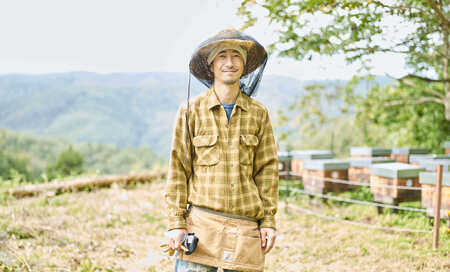 【ふるさと納税】BIYAJIMA BEE FARM『季節の完熟生はちみつ 一瓶280g×2個』北信濃の大自然がぎゅっとつまった、完全非加熱・無農薬・除草剤、防腐剤不使用の国産天然蜂蜜【長野県信濃町】