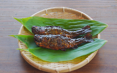 【長野県 信濃町 黒姫ガーデン】 "  虹鱒の甘露煮（ニジマスノカンロニ）5尾入り " 黒姫山麓の養鱒場（ヨウソン）を営む親子三代受け継ぐ伝統製法。≪一尾ずつ串打ち → 素焼き → 低温9時間煮込→一晩寝かせて→甘露煮（味入れ）仕上げ≫ 丸二日間全工程を手仕事で六十余年、親子三代で受け継ぐ伝統の味をぜひ。骨まで柔らかく、頭から尻尾まで余すことなくご賞味いただけます。【長野県 信濃町 ふるさと納税】