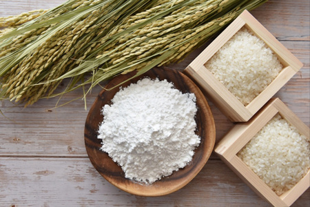 「米粉ロールケーキ ストロベリー」国産金芽米の米粉使用、身体にやさしいグルテンフリー もちもち、しっとりとした食感にこだわりました。 地元に愛され続ける大正３年創業の老舗まつりや【長野県信濃町ふるさと納税】