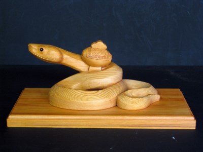 飛騨一位一刀彫　蛇に小槌 飛騨高山 伝統工芸品 f125