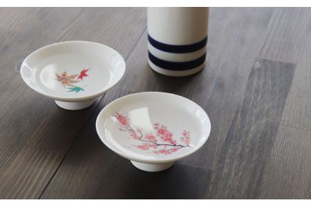 【美濃焼】温度で変化する酒器 温感平盃ペアセット 桜＆紅葉 『白』【丸モ高木陶器】 食器 陶器 おしゃれ  [TBA014]