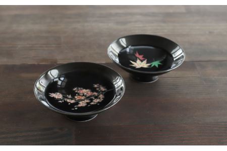 【美濃焼】温度で変化する酒器 温感平盃ペアセット 桜＆紅葉 『黒』【丸モ高木陶器】食器 陶器 おしゃれ  [TBA015]