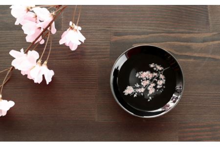 【美濃焼】温度で変化する酒器 温感平盃ペアセット 桜＆紅葉 『黒』【丸モ高木陶器】食器 陶器 おしゃれ  [TBA015]