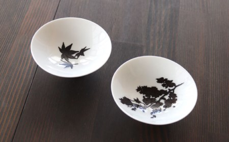 【美濃焼】 温度で変化する酒器  温感 平盃 ペアセット 桜 ＆ 紅葉  『白』 『黒』 【丸モ高木陶器】 [TBA124]