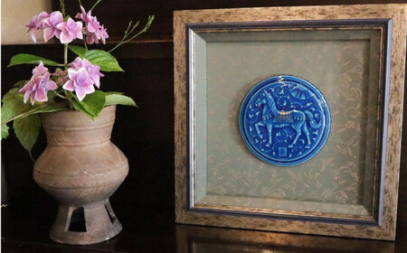 【美濃焼】 青釉 陽刻陶額 「神馬」  多治見市/幸兵衛窯 飾り 陶器 玄関 額 馬 青 ブルー 青釉 金 ゴールド インテリア  お祝い ギフト プレゼント 贈答 贈り物 送料無料 [TAI027]