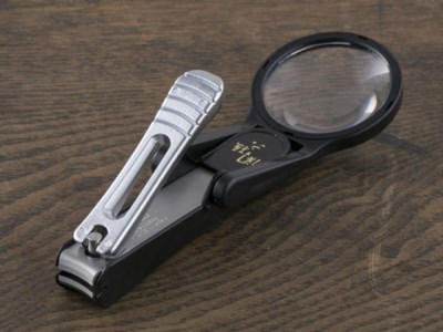 H7-137 ＜刀匠 ◇貝印 関孫六の伝統から生まれたツメキリ＞ ◇貝印 関孫六 ルーペ付きツメキリ大口径Ｍ ～ルーペ付きだから爪がしっかり見えて切りやすい 虫眼鏡 ルーペ 拡大 爪切り つめきり 黒～
