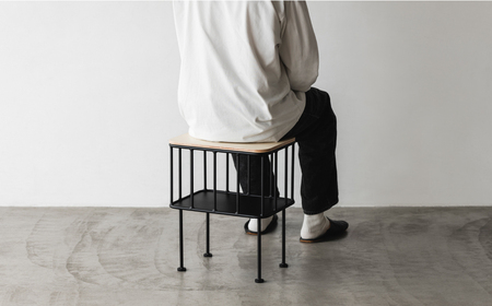 スツールやサイドテーブルになる小さな鉄製家具 POCHI