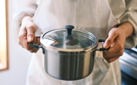 貝印 料理研究家 脇雅世監修 o.e.c ミニマ 両手深型鍋 15cm ガラス蓋付 2点セット 000DY5208 OEC オーイーシー IH ガスコンロ オーブン 対応 関市 キッチンツール 料理 おしゃれ 便利 なべ ナベ ふた フタ