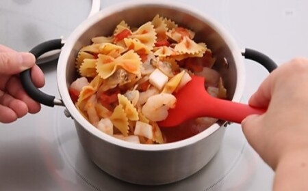 貝印 料理研究家 脇雅世監修 o.e.c ミニマ 両手深型鍋 15cm ガラス蓋付 2点セット 000DY5208 OEC オーイーシー IH ガスコンロ オーブン 対応 関市 キッチンツール 料理 おしゃれ 便利 なべ ナベ ふた フタ