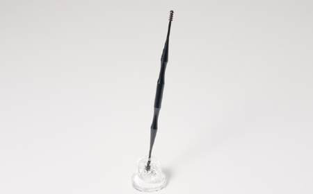 ＜年間40万本の耳かきをつくる会社が贈るこだわりの耳かき＞　～夢ごこち耳かき　クルミ型スタンド付き～