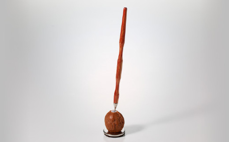 チタン製木目“極”耳かき （天然くるみスタンド付き） ～年間40万本の耳かきを製造する関市の町工場が製作～