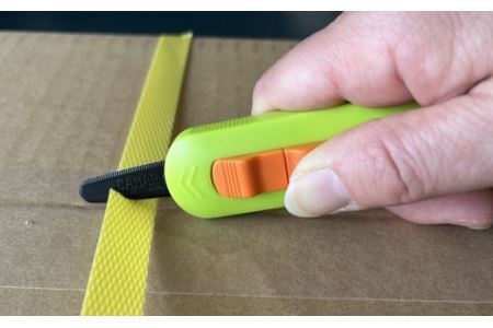 段ボールカッター フッ素コーティング (DC-15F) 持ち運び 開梱　解体 ダンちゃんシリーズ 物流くん　 開封 PPバンド　ロック式 スライド式 安全 工作 倉庫作業 工場 異物混入防止　引っ越し ギザ刃 ポケットサイズ 長谷川刃物 メーカー直送 関市　CANARY