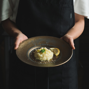 【美濃焼】 恩田陽子 リムプレート M 23.5cm ゴールド 瑞浪市 / JS企画 皿 プレート おしゃれ [AZAZ053]