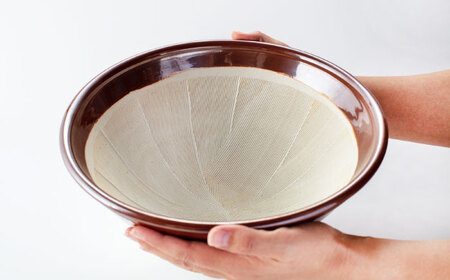 【美濃焼】ノンスリップすり鉢 10号【TOKI MINOYAKIチャレンジショップ／丸利玉樹利喜蔵商店】食器 調理器具 すりばち とろろ ソース 薬味 離乳食 大きめ お祝い お正月 シンプル おしゃれ 美濃焼 日本製 送料無料 [MEE053]