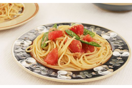 【美濃焼】椿 マグカップ・20cmリムプレートセット【ふくべ窯】【TOKI MINOYAKI返礼品】≪土岐市≫ 食器 うつわ かわいい おしゃれ 花 絵付け 手仕事 コップ 手付き コーヒーカップ パスタ皿  [MAI003]