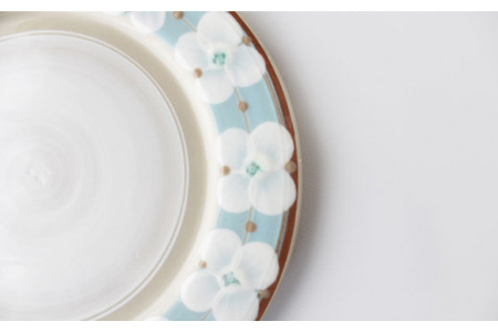 【美濃焼】花水木（トルコ）20cmリムプレート【ふくべ窯】≪土岐市≫ 食器 うつわ かわいい おしゃれ 花 絵付け 手仕事 食器 皿 ケーキ デザート 美濃焼 取り皿 セット 小皿 ケーキ皿 デザート皿   [MAI004]