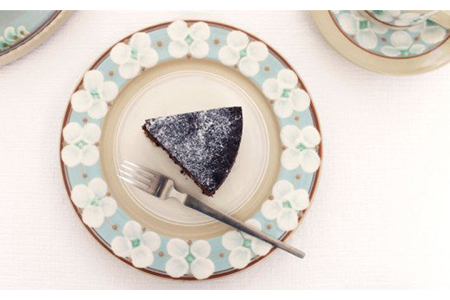 【美濃焼】花水木（トルコ）カップ・15cmプレート・20cmリムプレートセット【ふくべ窯】≪土岐市≫ 食器 うつわ カフェ コーヒー 茶 皿 かわいい おしゃれ 花 絵付け 手仕事 花 絵付け コップ 手付き ケーキ皿 取り皿 パスタ皿 [MAI006]