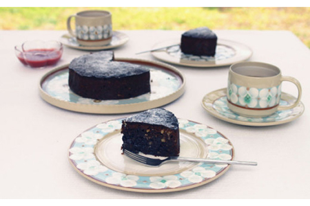 【美濃焼】花水木（トルコ）カップ・15cmプレート・20cmリムプレートセット【ふくべ窯】≪土岐市≫ 食器 うつわ カフェ コーヒー 茶 皿 かわいい おしゃれ 花 絵付け 手仕事 花 絵付け コップ 手付き ケーキ皿 取り皿 パスタ皿 [MAI006]