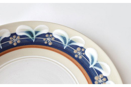 【美濃焼】ローリエ 15cm プレートセット（紺・緑）【ふくべ窯】食器 ケーキ皿 取り皿 副菜皿 ペア ネイビー グリーン カフェ風 花柄 写真映え かわいい おしゃれ レンジ対応 食洗機対応 [MAI007]