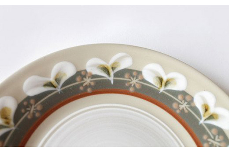 【美濃焼】ローリエ 15cm プレートセット（紺・緑）【ふくべ窯】食器 ケーキ皿 取り皿 副菜皿 ペア ネイビー グリーン カフェ風 花柄 写真映え かわいい おしゃれ レンジ対応 食洗機対応 [MAI007]