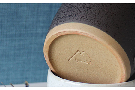 【美濃焼】one-colorマグカップ 2色セット (卯の花・漆黒)【山二製陶所】食器 マグカップ マグ コーヒーカップ ギフト ペア 新居 新生活 夫婦 カップル かわいい おしゃれ 白 ホワイト 黒 ブラック 送料無料 [MDA012]