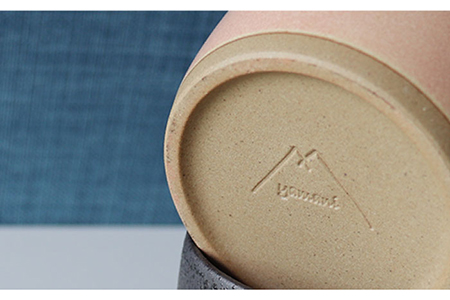 【美濃焼】one-colorマグカップ 2色セット (水柿・漆黒)【山二製陶所】食器 マグカップ マグ コーヒーカップ ギフト ペア 新居 新生活 夫婦 カップル かわいい おしゃれ 黒 ブラック ピンク 送料無料  [MDA013]