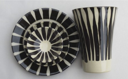 【美濃焼】「十草」フリーカップ＆お皿 ４点セット（黒）【鈴木陶苑】食器 小皿 プレート コップ 取り皿 薬味皿 おつまみ皿 晩酌 ブラック 黒 陶器 土物 おしゃれ レンジ対応 食洗機対応 送料無料 [MAU014]