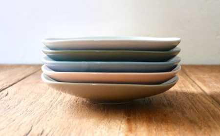 【美濃焼】ロータスソーサー 5枚セット【作山窯・SAKUZAN】食器 小皿 プレート ソーサー 受け皿 取り皿 限定カラー くすみカラー カラフル カフェ風 写真映え かわいい おしゃれ ギフト プレゼント 贈り物 レンジ対応 食洗機対応 送料無料 [MBJ048]